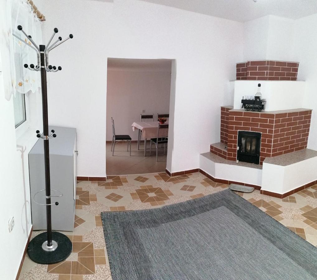 Ugralet Apartment Lunca de Sus Ngoại thất bức ảnh